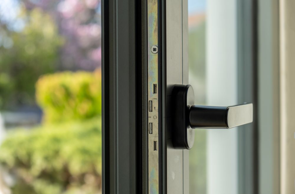 Okna antywłamaniowe – bezpieczeństwo we własnym domu